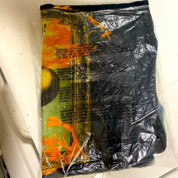 “Pleasures” Burning Mona Lisa - Picture 3 of 4